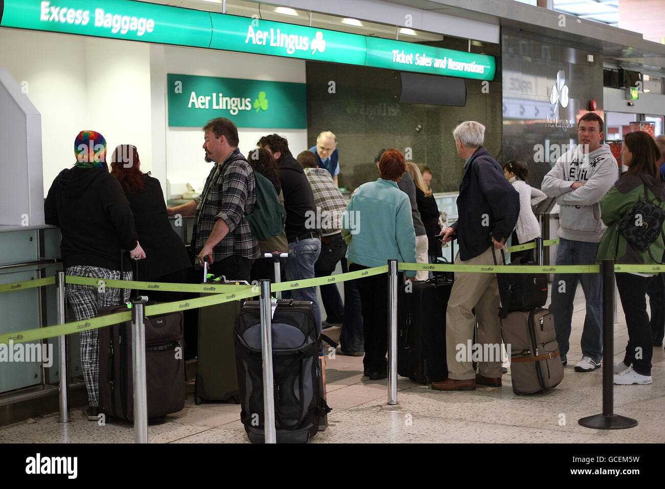 Vulkanische Asche verursacht Reiseunterbrechungen. Reisende warten auf Informationen am Flughafen Dublin. Stockfoto