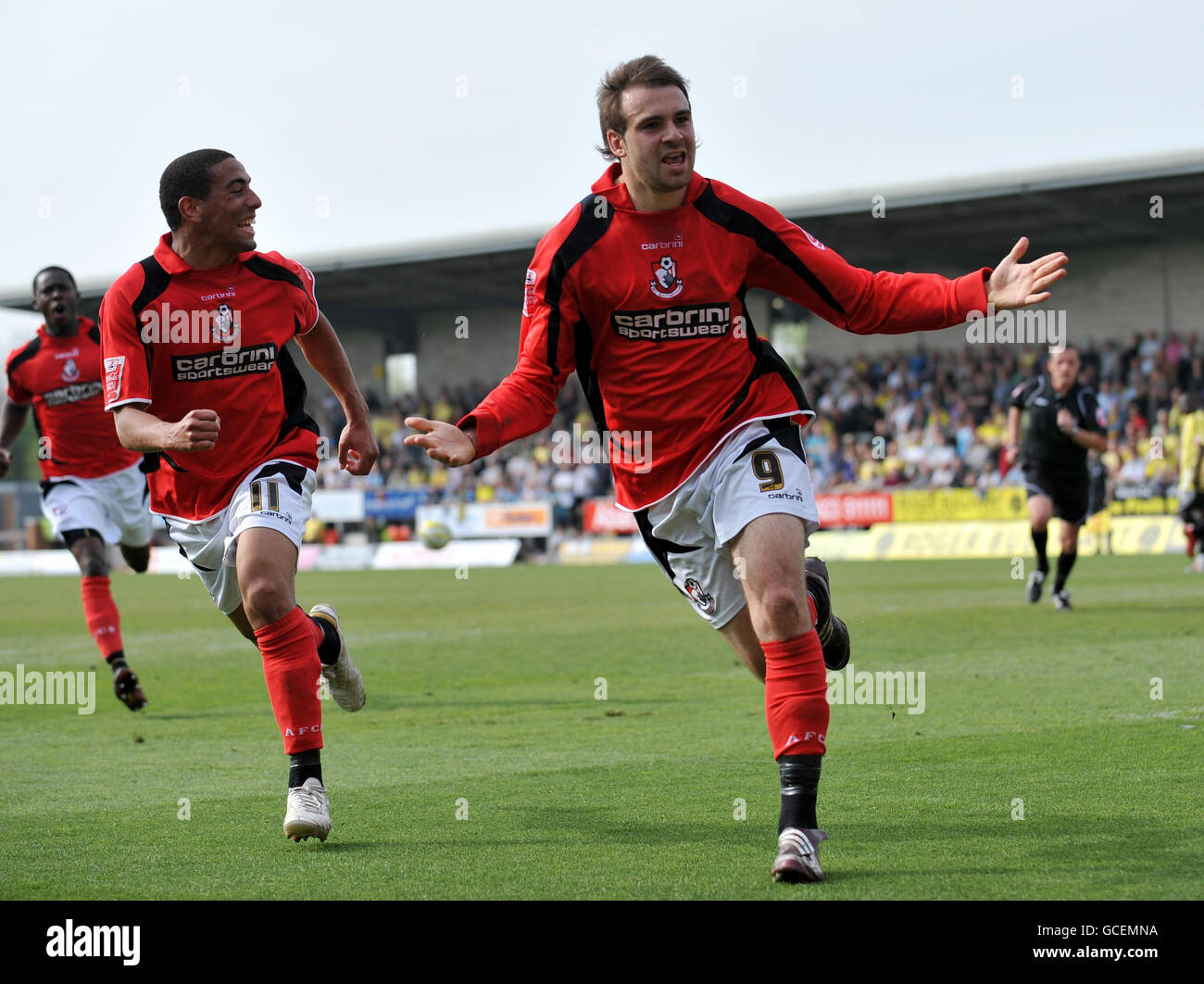 Bournemouth's Brett Pitman feiert sein Eröffnungstreffer während des Coca-Cola Football League Two-Spiels im Pirelli Stadium, Burton. Stockfoto