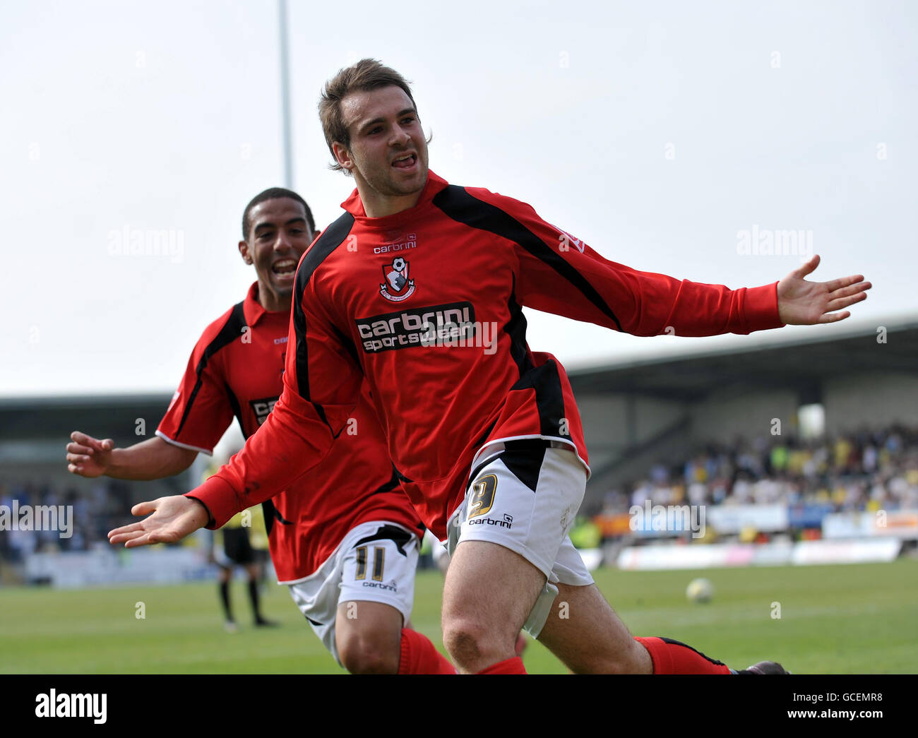 Bournemouth's Brett Pitman feiert sein Eröffnungstreffer während des Coca-Cola Football League Two-Spiels im Pirelli Stadium, Burton. Stockfoto