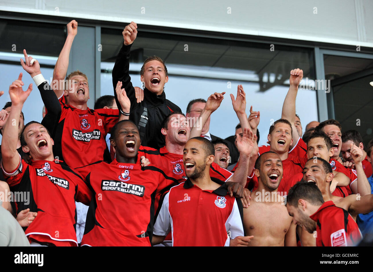 Bournemouth feiern Promotion während des Coca-Cola Football League Two Spiels im Pirelli Stadium, Burton. Stockfoto