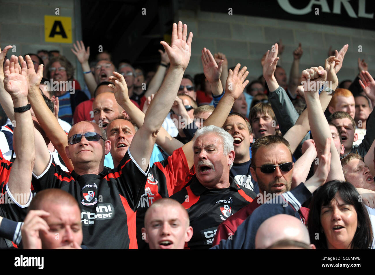 Bournemouth-Fans feiern die Beförderung auf den Tribünen während des Coca-Cola Football League Two-Spiels im Pirelli Stadium, Burton. Stockfoto