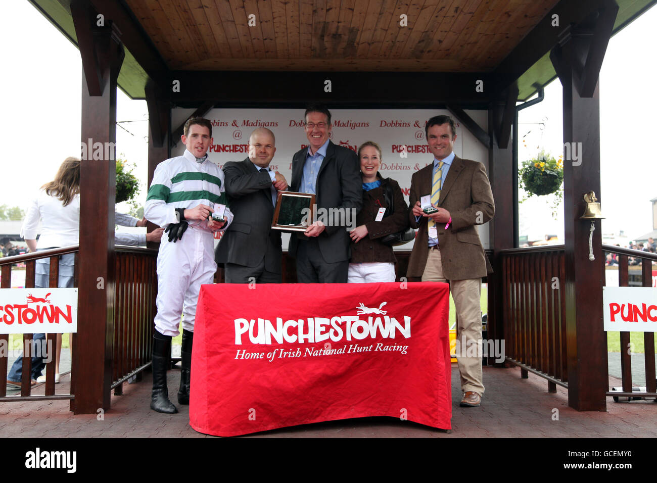 Jockey Jason Maguire, mit Besitzer Peter Conway (Mitte) und Trainer Evan Williams (rechts) bei der Siegerehrung nach Barazan gewinnt die Airshow 100 Champion Four Year Old Hurdle während des Punchestown Festival in Punchestown Racecourse, Dublin, Irland. Stockfoto