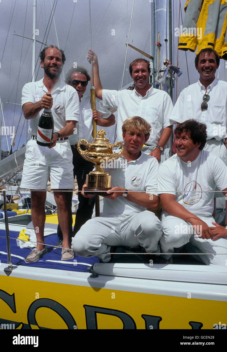 AJAXNETPHOTO. 15. AUGUST 1991. PLYMOUTH, ENGLAND. -ADMIRALS CUP SIEGER - DIE FRANZÖSISCHE YACHTING-TEAMLEITER MIT DES ADMIRALS CUP AN BORD CORUM IN PLYMOUTH AM ENDE DAS FASTNET-RENNEN. FOTO: JONATHAN EASTLAND/AJAX REF: HDD PEO FRANCE ADC 1991 Stockfoto
