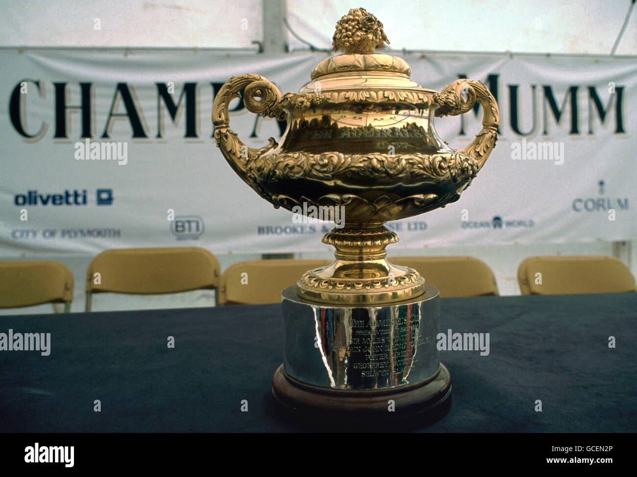 AJAXNETPHOTO. 1989. PLYMOUTH, ENGLAND. -ADMIRALS CUP TROPHY - PRÄSENTIERT IM JAHR 1957 DURCH SIR MYLES WYATT, CBE., KAPITÄN JOHN ILLINGWORTH, RN., PETER GRÜN, GEOFFREY PATTINSON UND SELWYN SLATER. FOTO: JONATHAN EASTLAND/AJAX REF: HDD:TRO CUP 47 Stockfoto