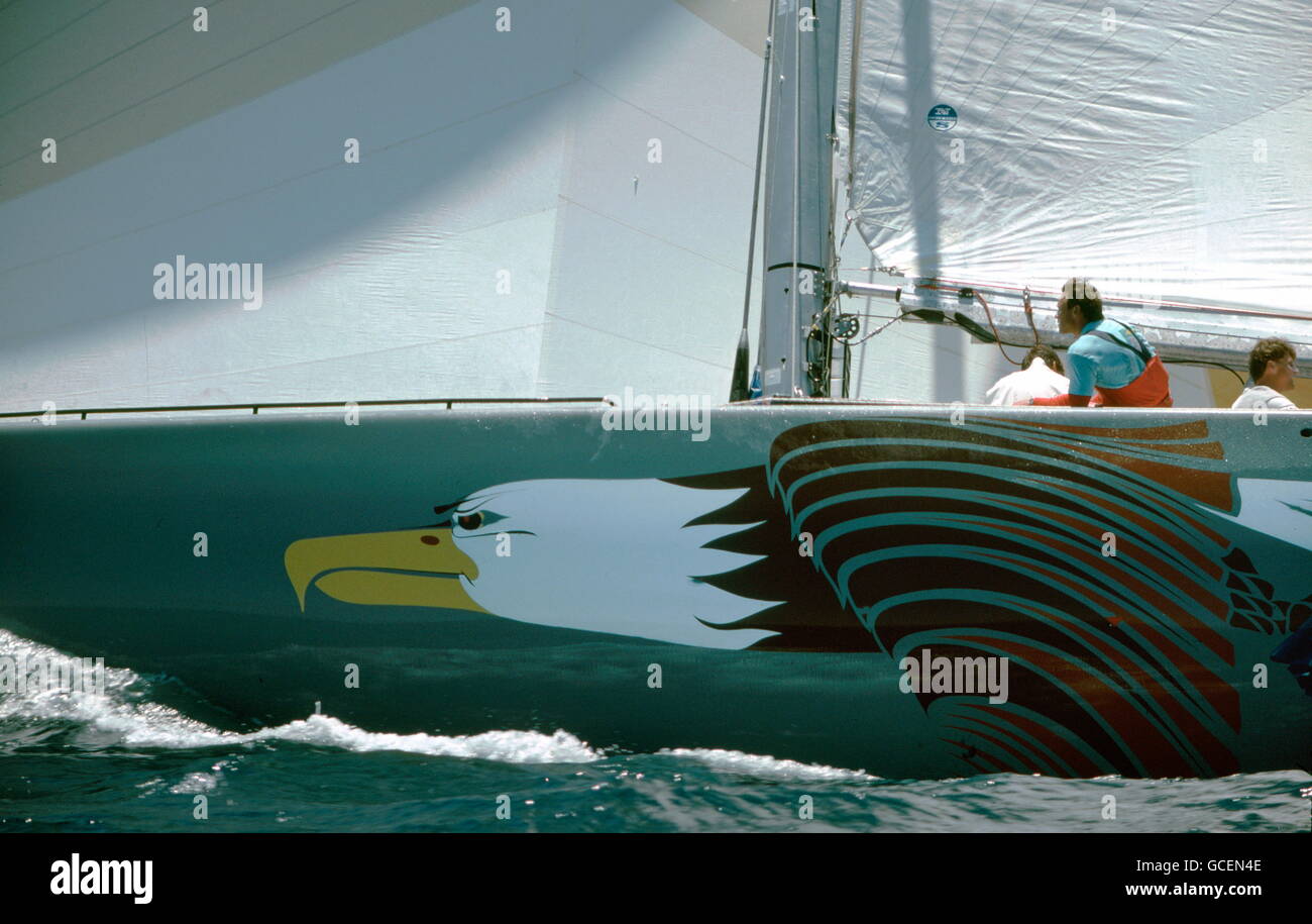 AJAX-NEWS-FOTOS. 1986. GAGE STRAßEN, FREMANTLE, WESTERN AUSTRALIA. -AMERIKAS CUP CHALLENGER-RUNDEN - EAGLE, SKIPPERED DURCH ROD DAVIS - USA. FOTO: JONATHAN EASTLAND/AJAX REF: 865264 Stockfoto