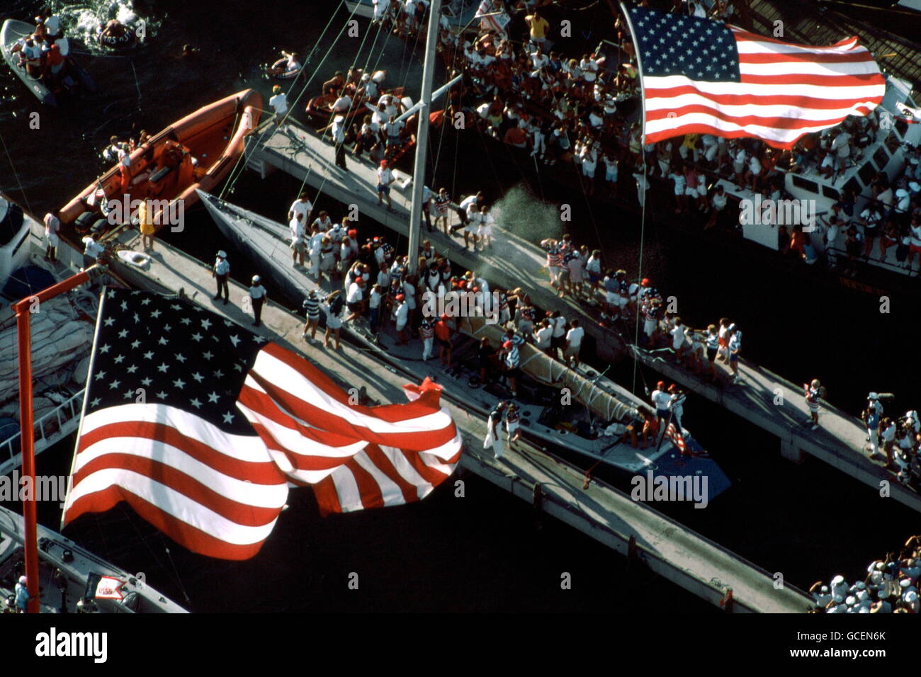 AJAX-NEWS-FOTOS. 1987.FREMANTLE, WESTAUSTRALIEN. -AMERIKAS CUP SIEGER - DENNIS CONNER STARS & STREIFEN (US-55) DOCKS NACH SCHLAGEN KOOKABURRA AULD MUG WIEDER EIN WARMES BEKOMMT WILLKOMMEN. FOTO: JONATHAN EASTLAND/AJAX REF: 866181 Stockfoto