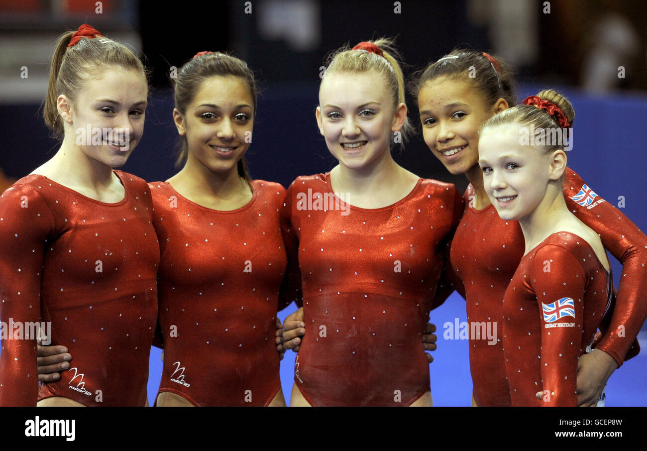 Das britische Junior-Team posiert für ein Foto (von links) Ruby Harrold, Laura Mitchell, Jessica Hogg, Leilah Mackenzie und Rebecca Tunney während der Junioren-Qualifikation der Frauen bei den Europäischen Künstlermeisterschaften im NIA, Birmingham. Stockfoto