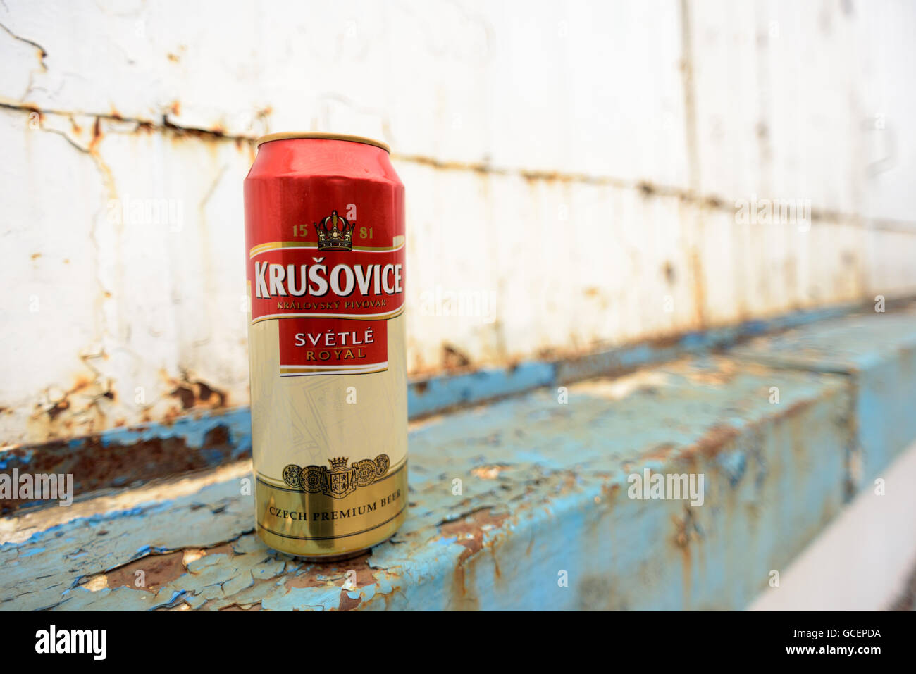 Ungeöffnete Dose 1581 Krusovice Svetle Royal Bier mit einem rostigen Metall Hintergrund in blau und weiß Stockfoto