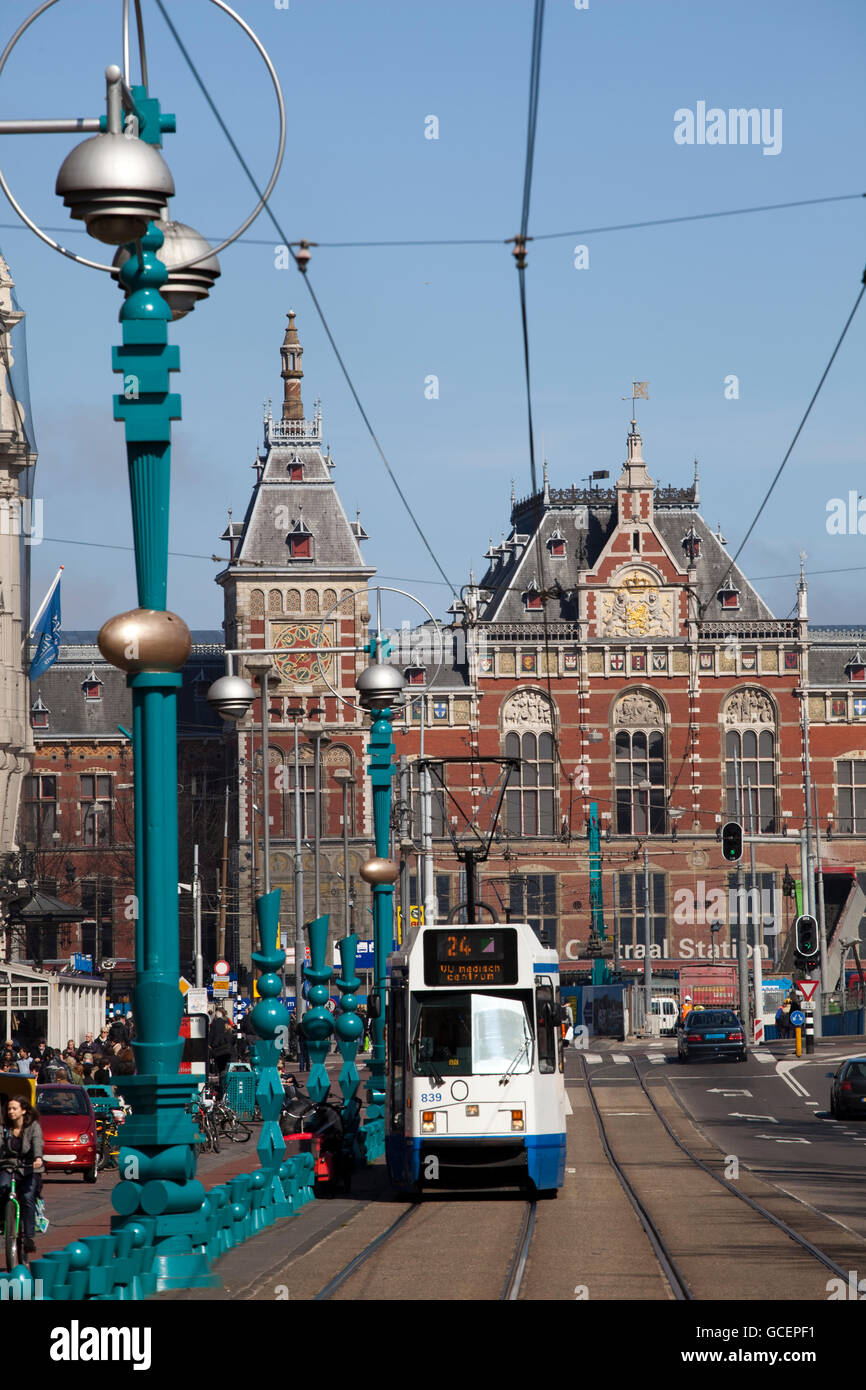 Damrak Straße zur Centraal Station Hauptbahnhof, Amsterdam, Holland, Niederlande, Europa Stockfoto