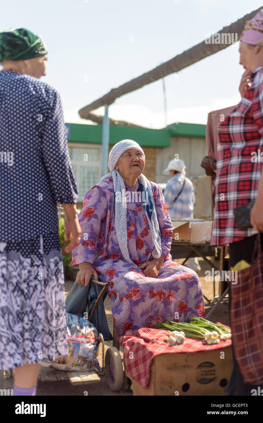 Alte russische Großmutter sitzen sprechen Stockfoto