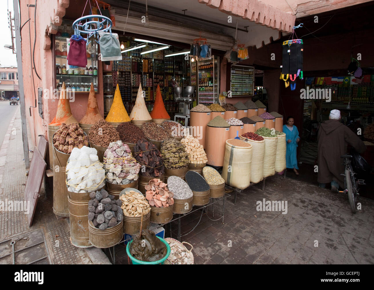 Marktstand mit Gewürzen am Bazar, Marrakesch, Marokko, Afrika Stockfoto