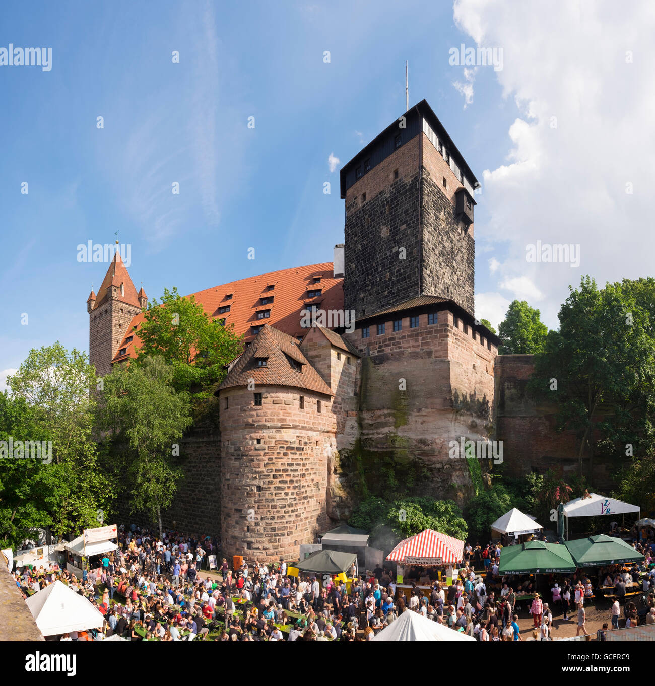 Fränkisches Bierfest, fränkischen Bierfest im Burggraben mit fünfeckigen Turm, Nürnberger Burg, Nürnberg, Mittelfranken Stockfoto
