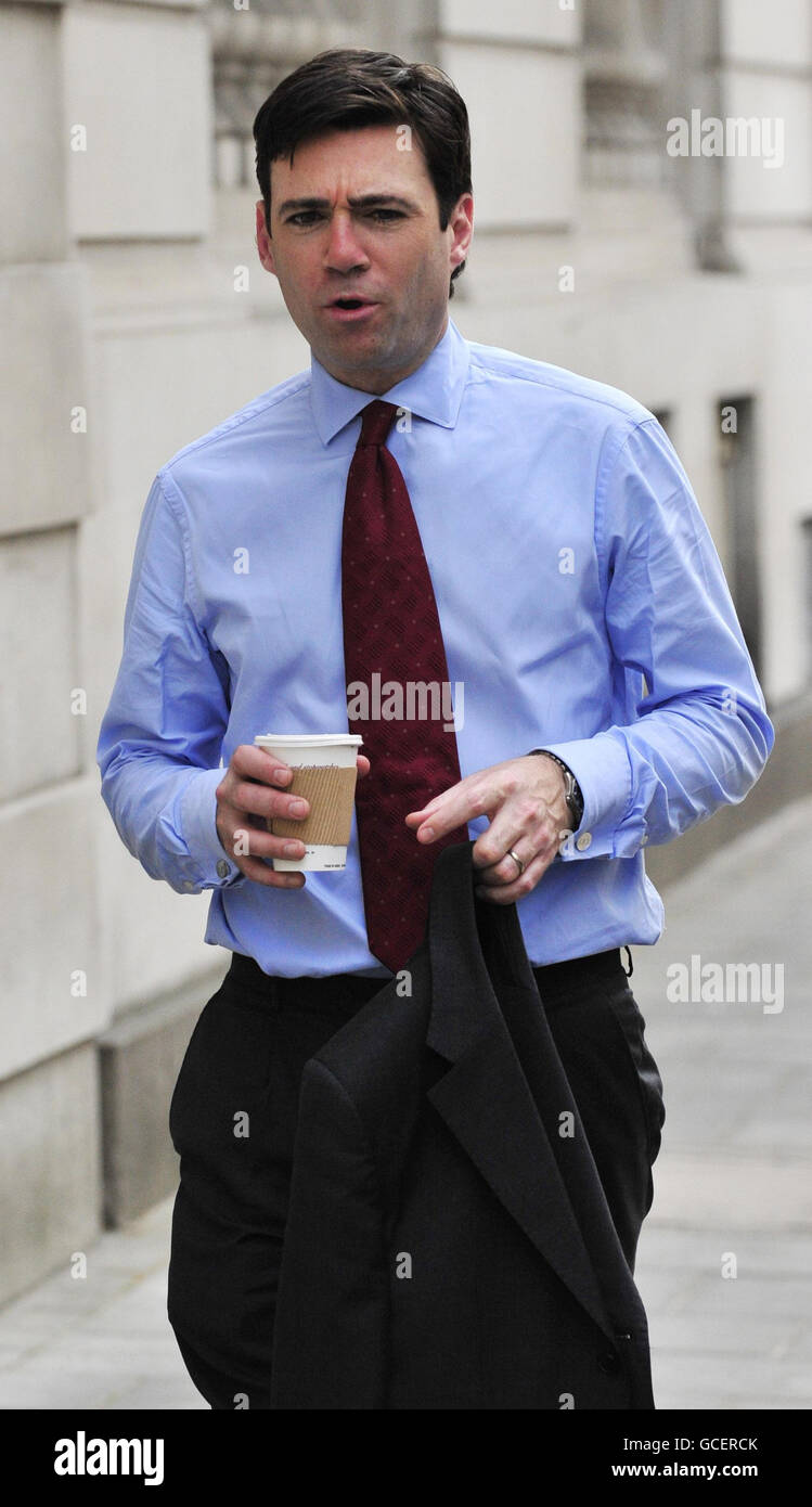 Gesundheitsminister Andy Burnham begibt sich mit seinem Berater zu einem Interview in die BBC-Studios bei Millbank in London. Stockfoto