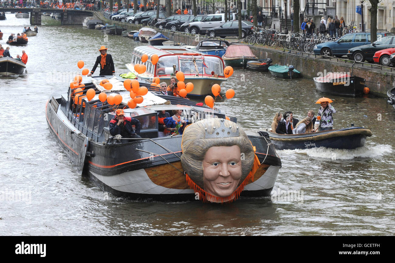 Eine der größten Straßenfeste der Welt findet heute statt, wenn Holland den Queensday feiert. Die Kanäle und Straßen Amsterdams sind voll, während Zehntausende den Feiertag feiern, mit Modellen der niederländischen Königin Beatrix, die an Booten befestigt sind, die Partygänger entlang der kilometerlangen Kanäle transportieren. Stockfoto