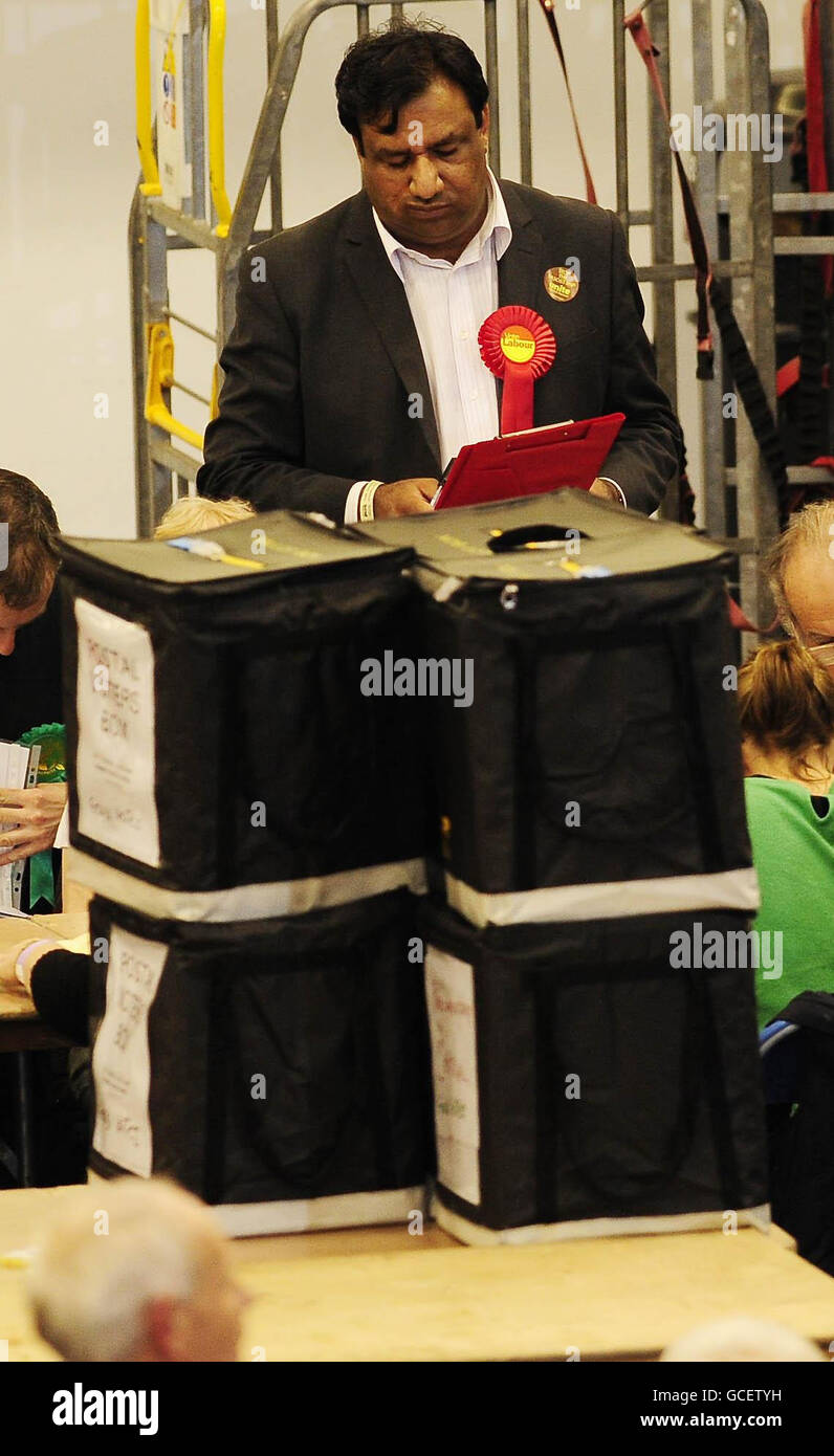 Stimmzettel kommen heute Abend im Ponds Forge Leisure Center in Sheffield an, da die Stimmen bei den Parlamentswahlen 2010 gezählt werden. Stockfoto