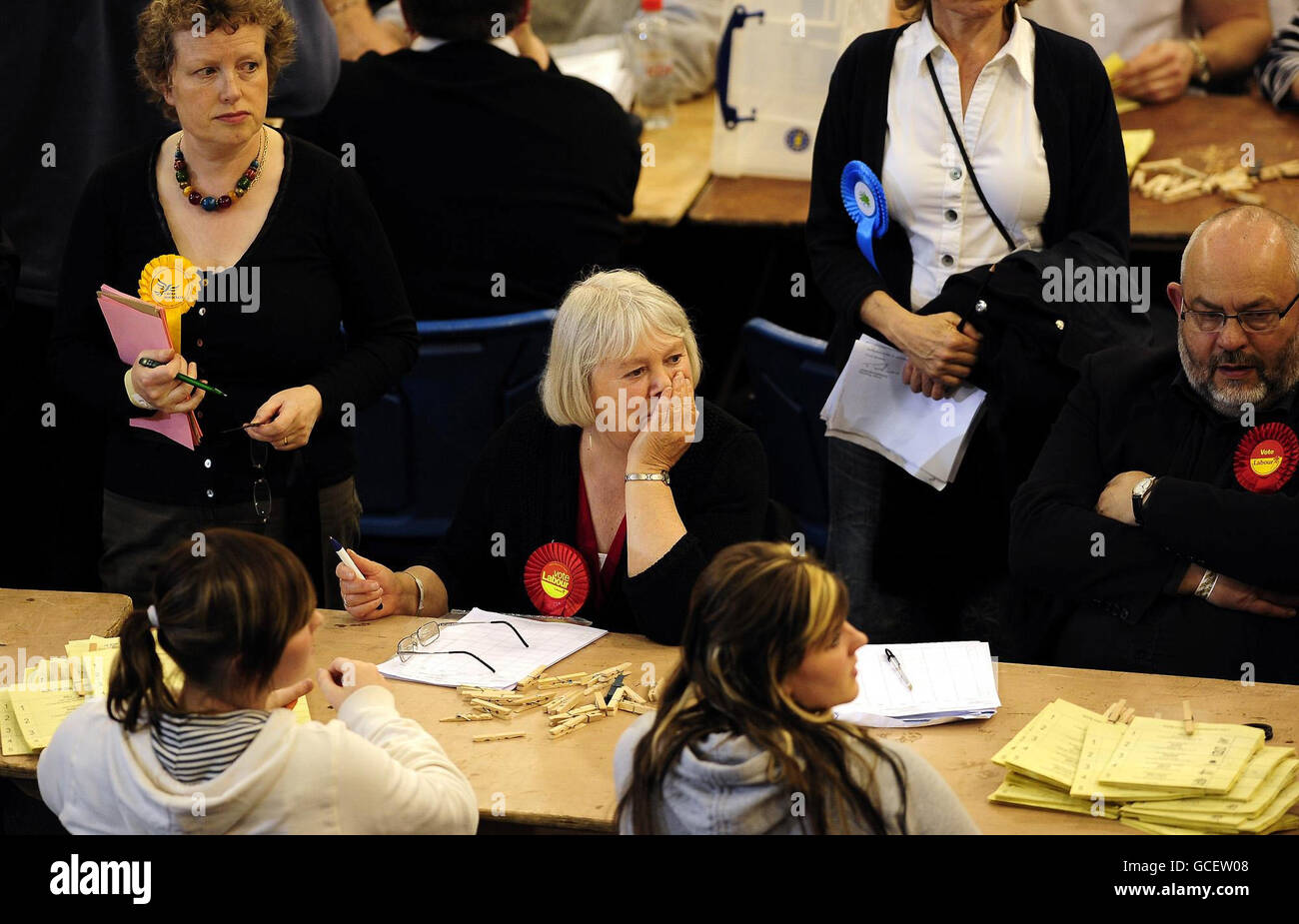 Ein reflektierender Unterstützer der Labour Party beobachtet, wie die Stimmen gezählt werden, wenn die Wahlurnen heute Abend im Ponds Forge Leisure Center in Sheffield eintreffen, da die Stimmen bei den Parlamentswahlen 2010 gezählt werden. Stockfoto