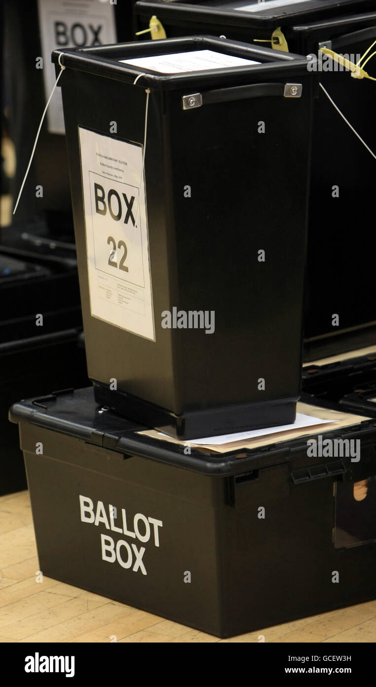 Wahlurnen werden im Rathaus von Redditch aufgestellt, da die Zählung im Wahlkreis des Labour-Kandidaten Jacqui Smith beginnt. Stockfoto