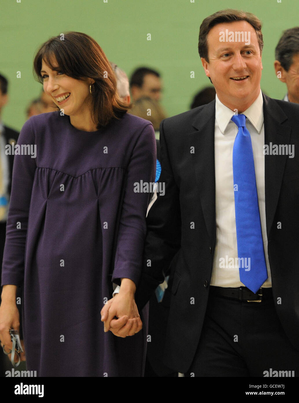 Der konservative Parteivorsitzende David Cameron und seine Frau Samantha kommen heute Abend vor der Erklärung seines Wahlergebnisses im Windrush Leisure Center in seinem Wahlkreis Witney in Oxfordshire an. Stockfoto