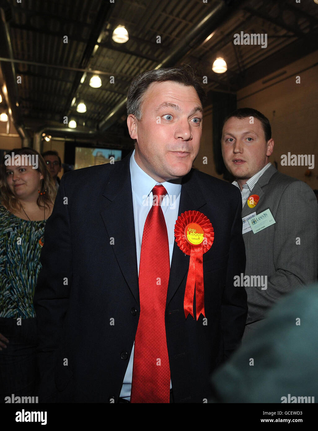 2010 Allgemeine Wahlerklärungen. Der Labour-Kandidat Ed Balls kommt im John Charles Sports Center in Leeds für die Wahlzählungen in Leeds an. Stockfoto