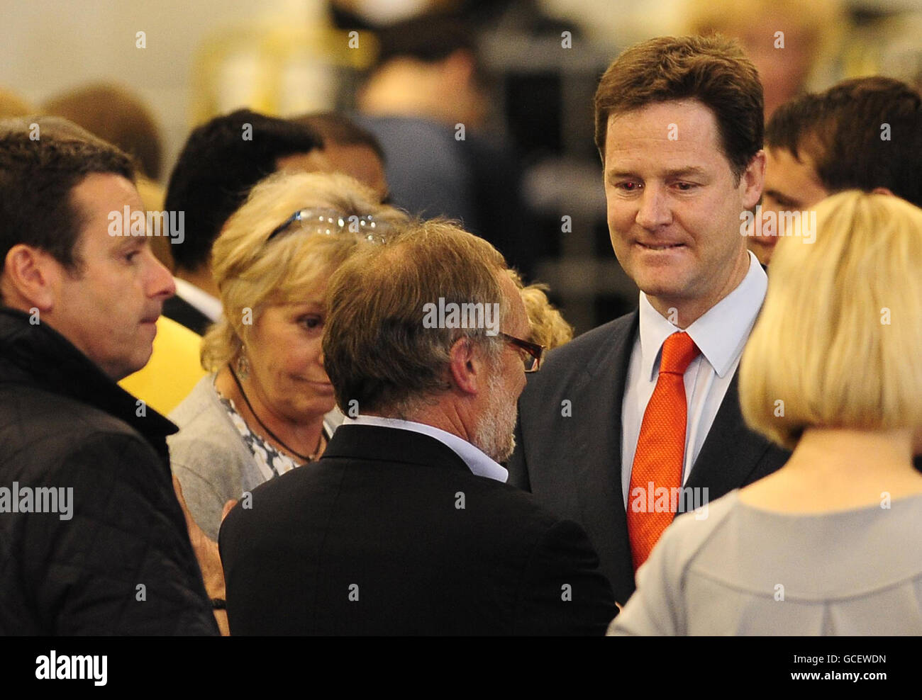 Nick Clegg, Vorsitzender der Liberaldemokratischen Partei, spricht mit den Anhängern, während er die Ergebnisse im Sportzentrum Ponds Forge in Sheffield erwartet. Stockfoto