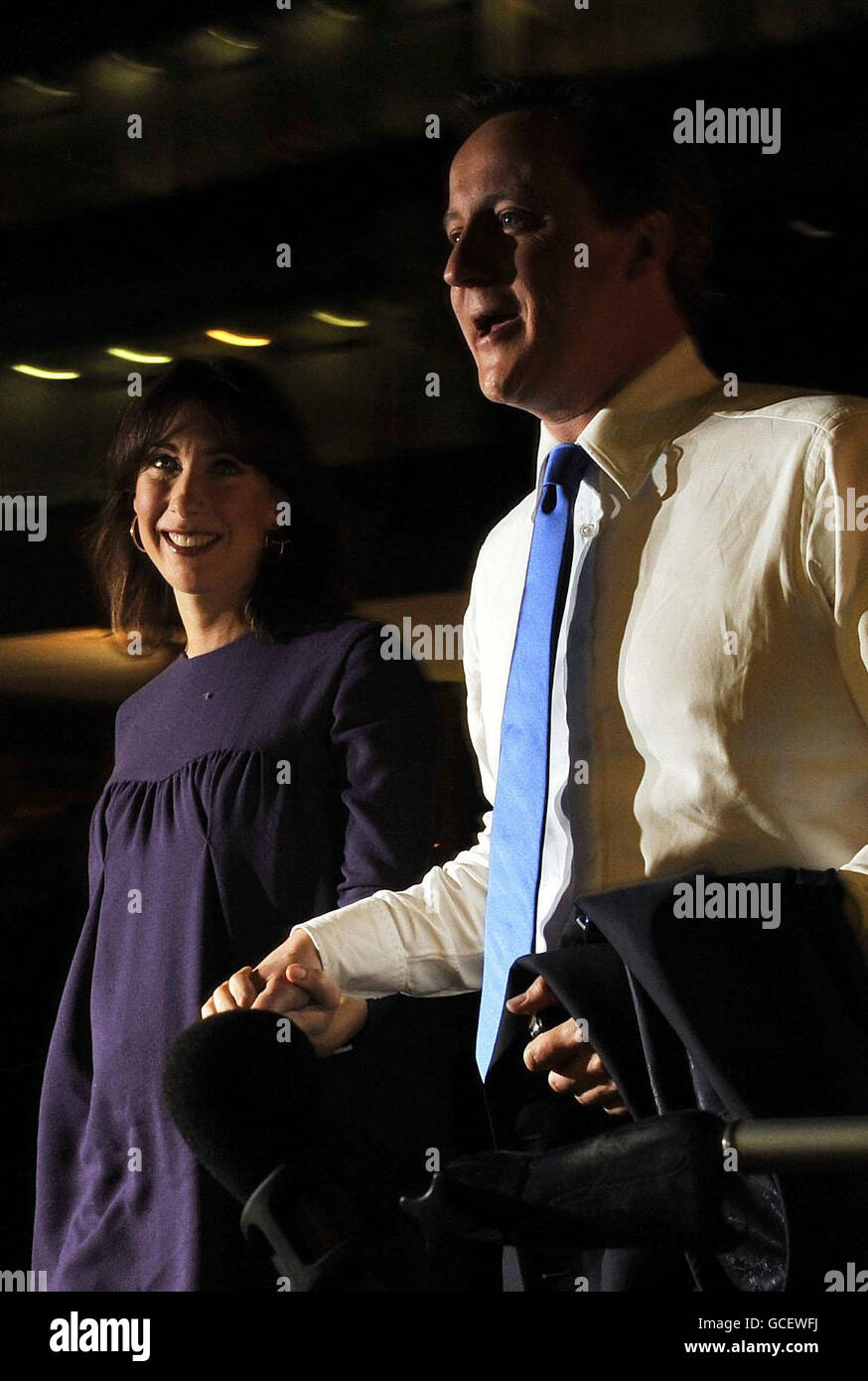 Der konservative Parteivorsitzende David Cameron und seine Frau Samantha kommen im Hauptquartier der Konservativen Partei im Millbank Tower, London, an. Stockfoto