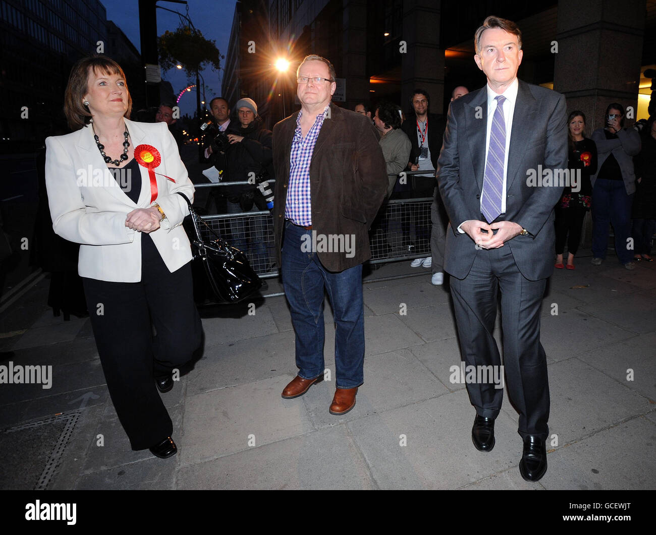 Der Generalsekretär der Labour Party, Ray Collins (Mitte), Lord Mandelson und Harriet Harman, erwarten Premierminister Gordon Brown und seine Frau Sarah vor dem Hauptquartier der Labour Party in London. Stockfoto