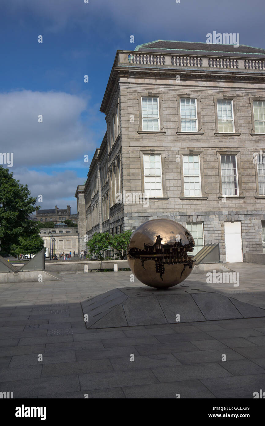 Kugel in Kugel-Skulptur von Arnaldo Pomodoro außerhalb der Berkeley Bibliothek, Trinity College Dublin. Stockfoto