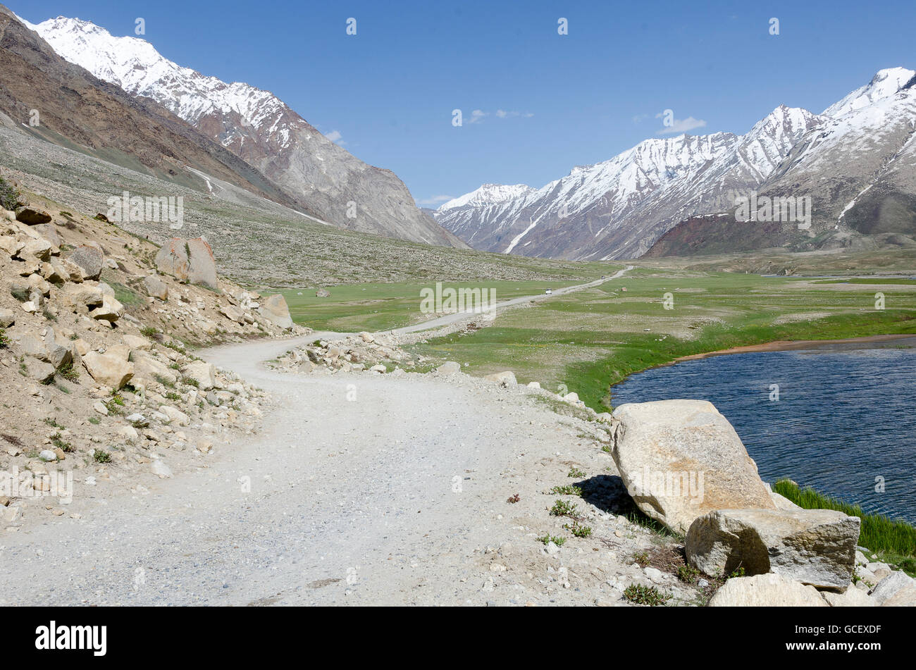 Straße durch hohe Weide, Suru Tal, Ladakh, Jammu und Kaschmir, Indien Stockfoto