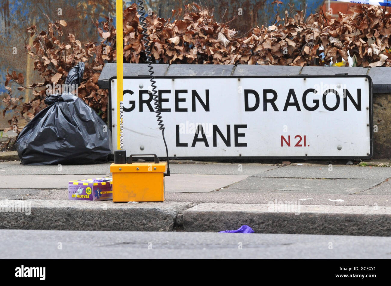 Eine allgemeine Ansicht eines Schildes für Green Dragon Lane, Winchmore Hill, Nord-London, wo eine 83-jährige Frau ermordet gefunden wurde. Stockfoto