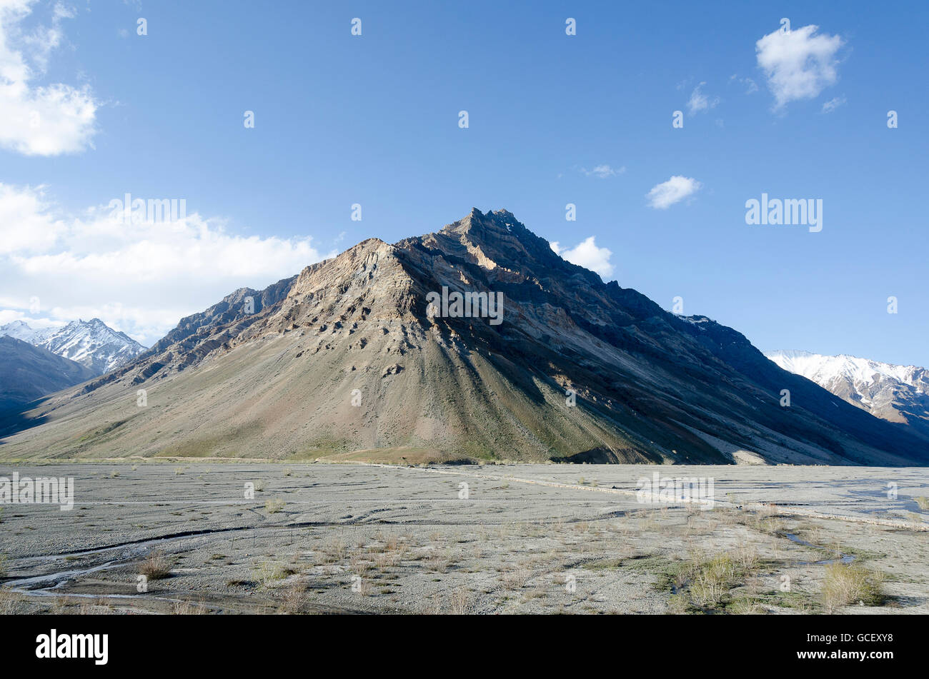 Konische Berg steigt aus flachen Flussbett, Rangdum, Suru Tal, Ladakh, Jammu und Kaschmir, Indien Stockfoto