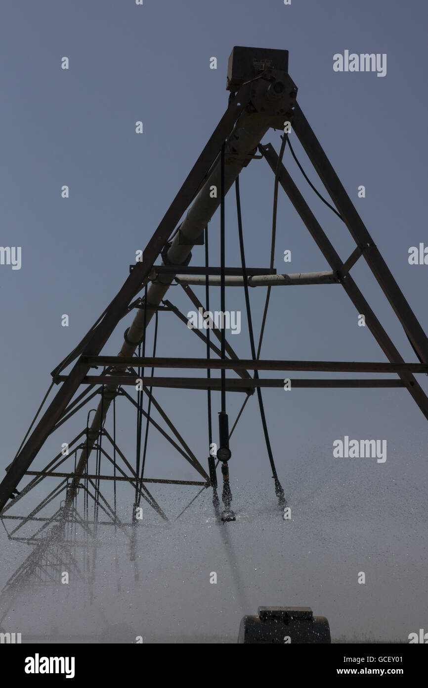 Groß angelegte Bewässerungssystem in einem einsamen Bauernhof Stockfoto