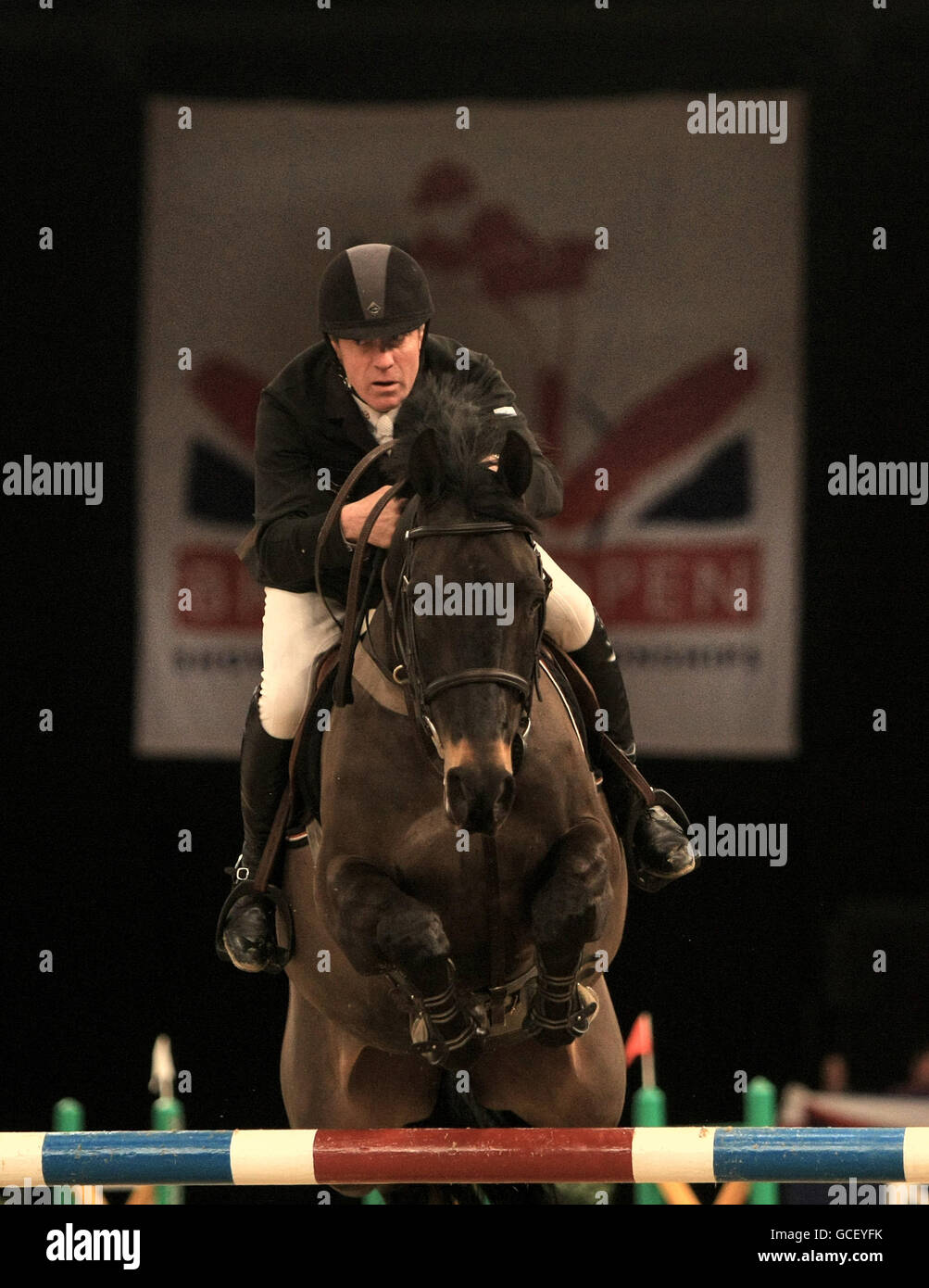 Michael Whitaker auf Gig Udukus tritt während der British Open Show Jumping Championships im NEC, Birmingham, an. Stockfoto