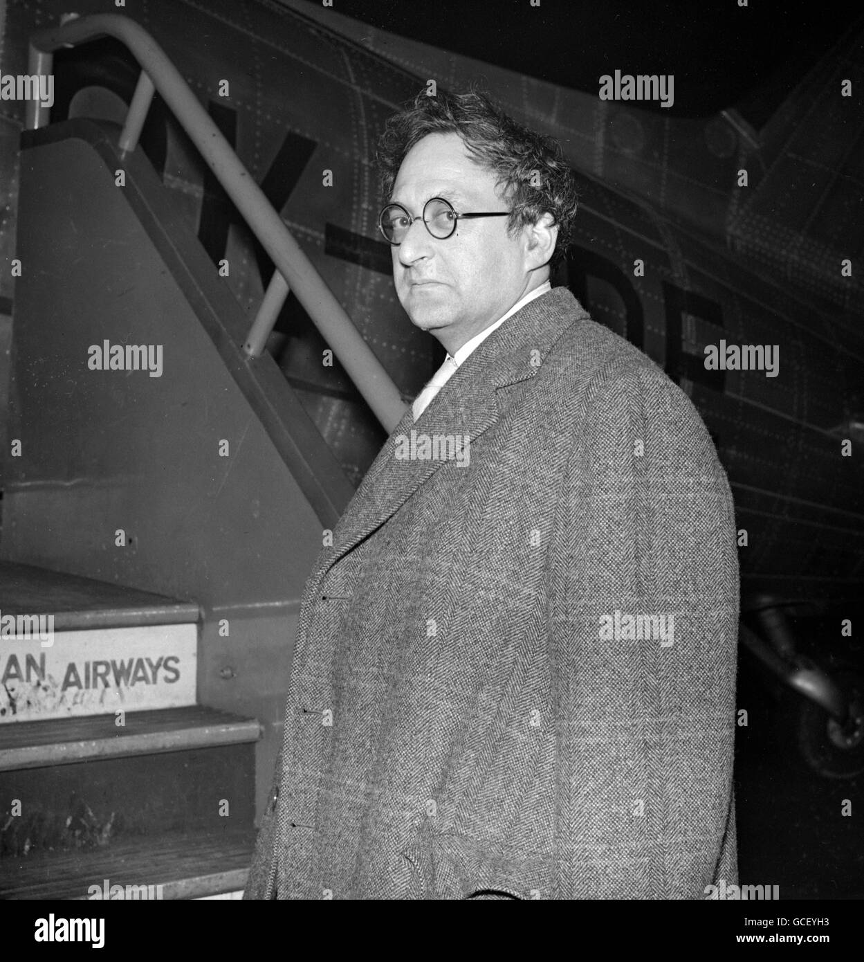 Ivor Montagu, Chief Executive der britischen Friedensmission, besteigen ein Flugzeug der Czech Airlines auf dem Flughafen Northolt auf dem Weg nach Warschau, wo der Weltfriedenstag stattfand. Stockfoto