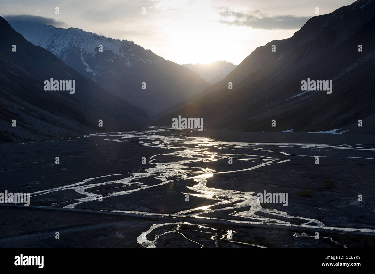 Geflochtene Flussbett in der Morgendämmerung, Rangdum, Suru Tal, Ladakh, Jammu und Kaschmir, Indien Stockfoto