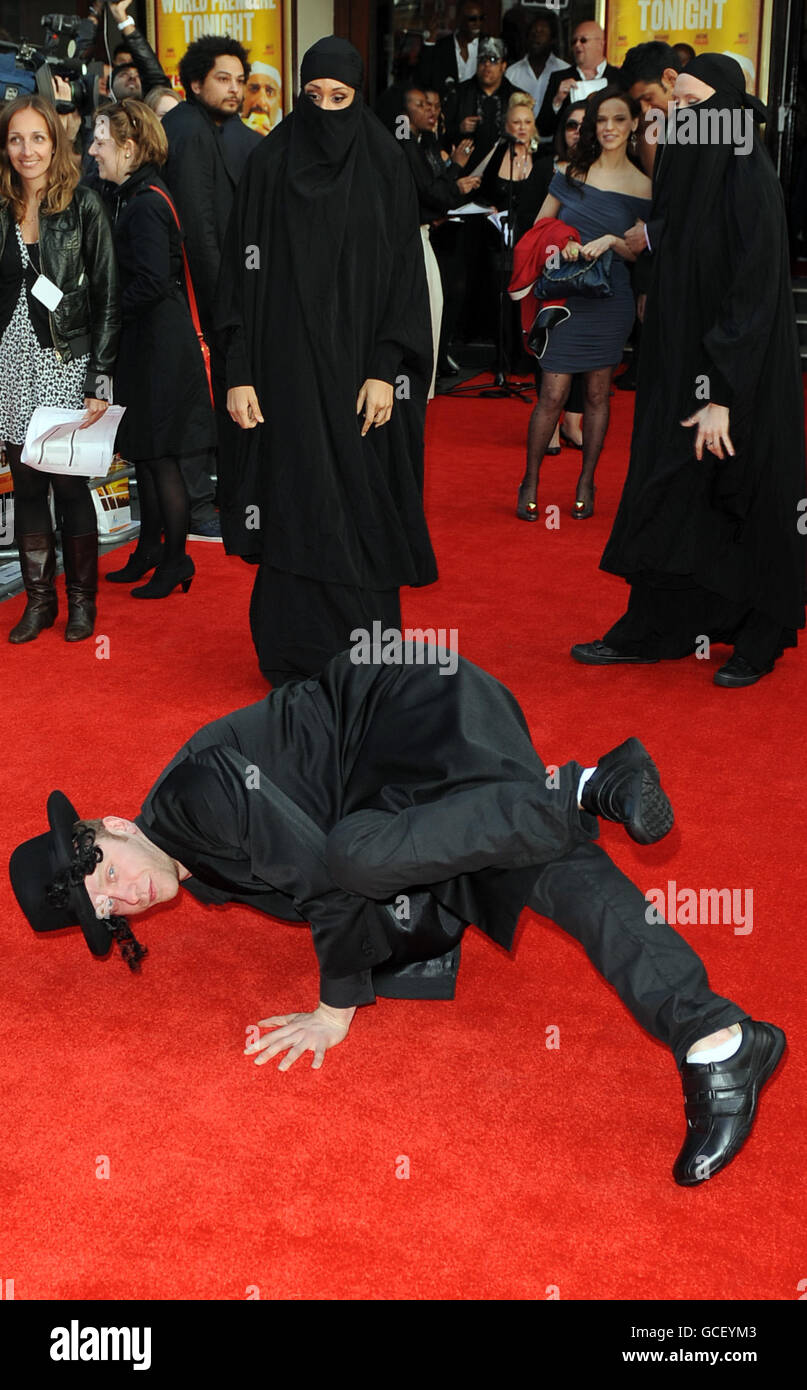 Ein Mann kleidet sich als Rabbi bricht auf dem roten Teppich während der Premiere des neuen David Baddiel Films The Unidel mit Omid Djalili im Hammersmith Apollo, London PRESS ASSOCIATION Photo Donnerstag, 8. April 2010. Bildnachweis sollte lauten: Anthony Devlin/PA Wire Stockfoto
