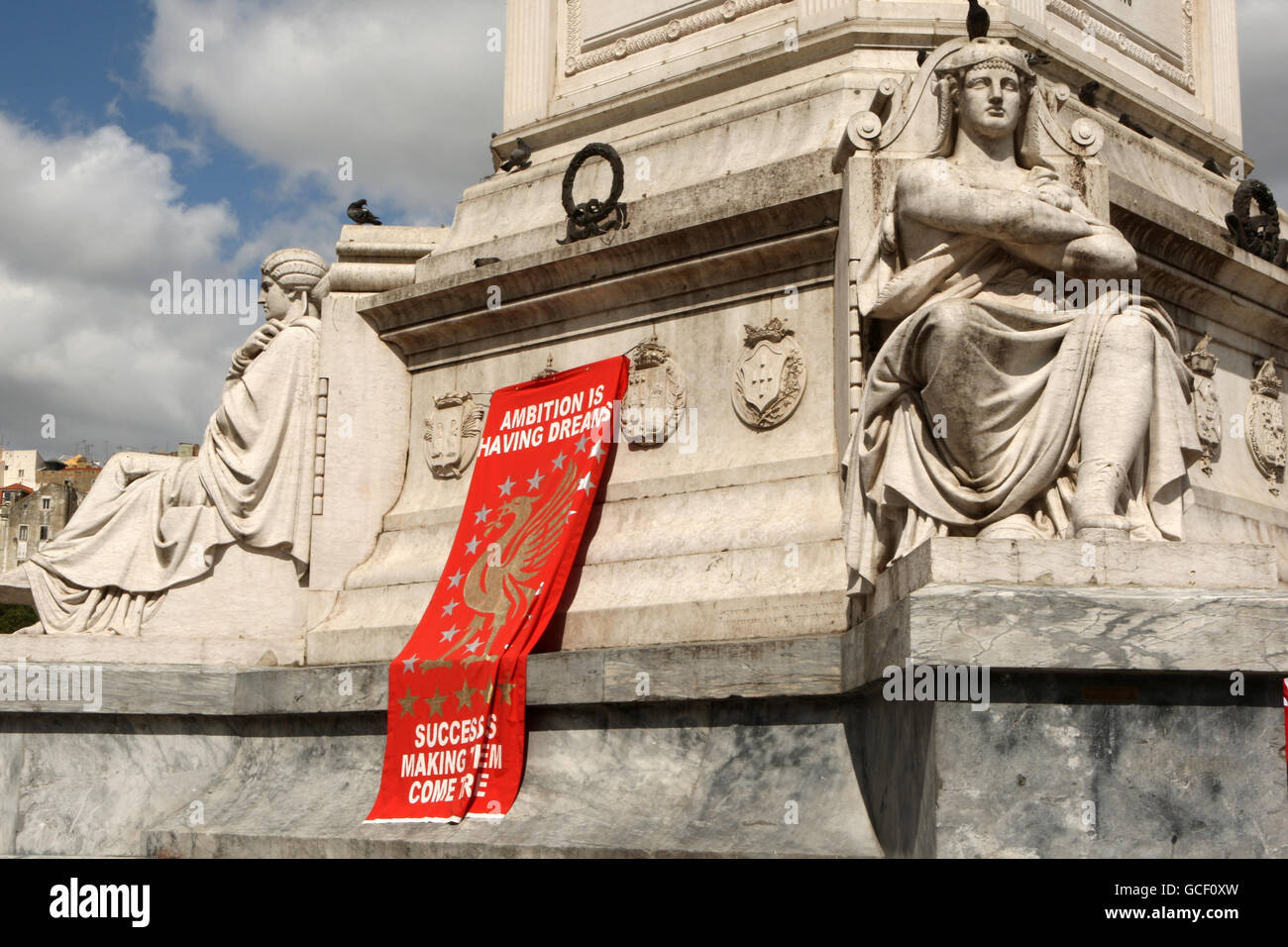 Eine Liverpooler Flagge am Fuß der Marques de Pombal, Lissabon Stockfoto