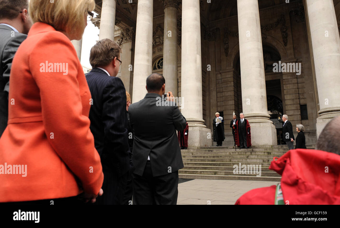 Mitglieder der Öffentlichkeit sehen sich an, wie Oberst Geoffrey Godbold, Common Cryer und Sergeant-at-Arms die Proklamation der Auflösung des gegenwärtigen Parlaments vor der Royal Exchange, London, vorlesen. Stockfoto