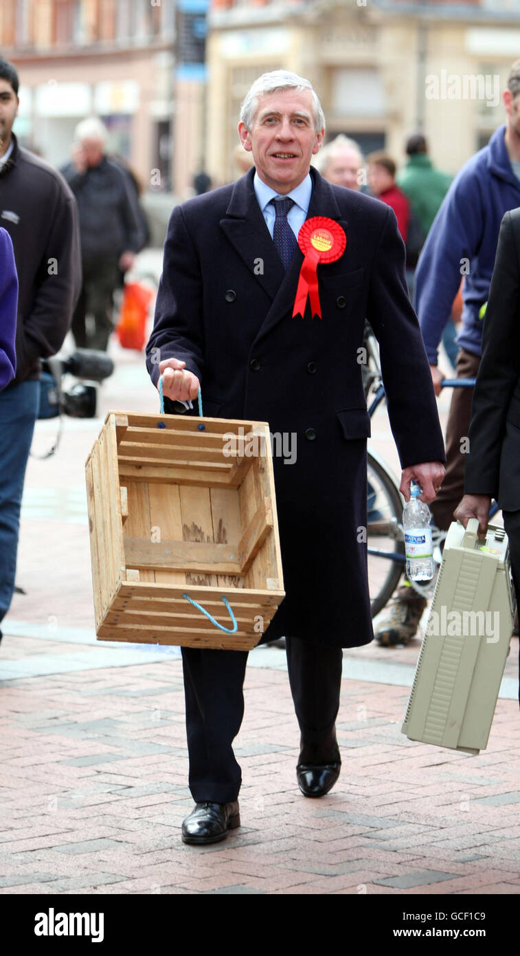 Justizminister Jack Straw führt einige altmodische Kampagnen auf einer Seifenbox im Zentrum von Reading, Berkshire, durch. Stockfoto