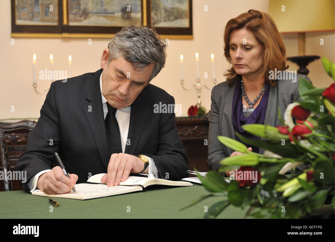 Premierminister Gordon Brown fügt seinen Namen in das Kondolenzbuch ein, das von seiner Frau Sarah begleitet wurde und gestern in der polnischen Botschaft im Portland Place, London, eröffnet wurde, nachdem Polens Präsident Lech Kaczynski zu den 96 Personen gehörte, die beim Absturz eines Flugzeugs nach Russland am Samstag ums Leben kamen. Stockfoto