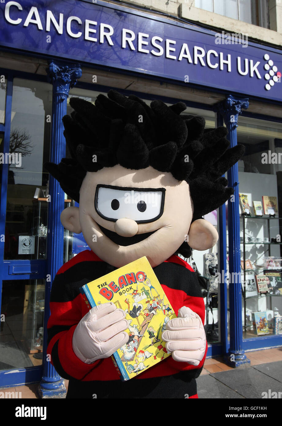 Dennis the Menace mit einem seltenen Beano-Comic, den der Freiwillige Matthew Harris gefunden hat, als es als Spende in einem Wohltätigkeitsgeschäft in St. Andrews übergeben wurde. Stockfoto