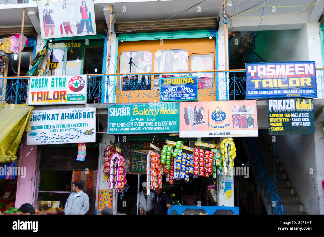 Geschäfte und Firmen, Kargil, Leh, Srinagar Straße, Ladakh, Jammu und Kaschmir, Indien Stockfoto