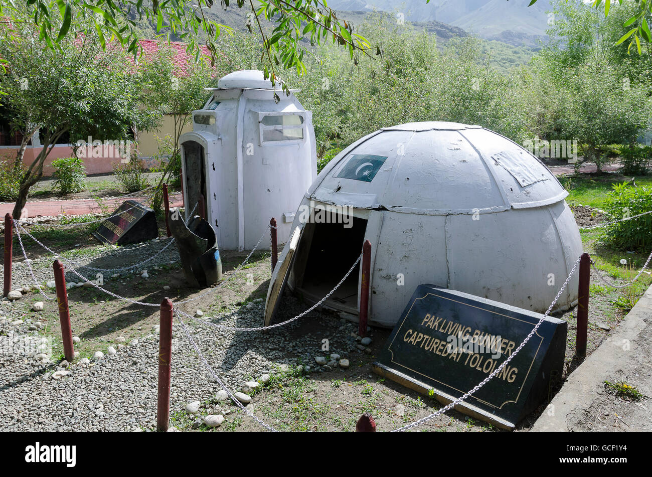Pakistanische lebenden Bunker und Sentry Bunker, Kargil War Memorial, Bimbat, Leh, Srinagar Straße, Ladakh, Jammu und Kaschmir, Indien Stockfoto