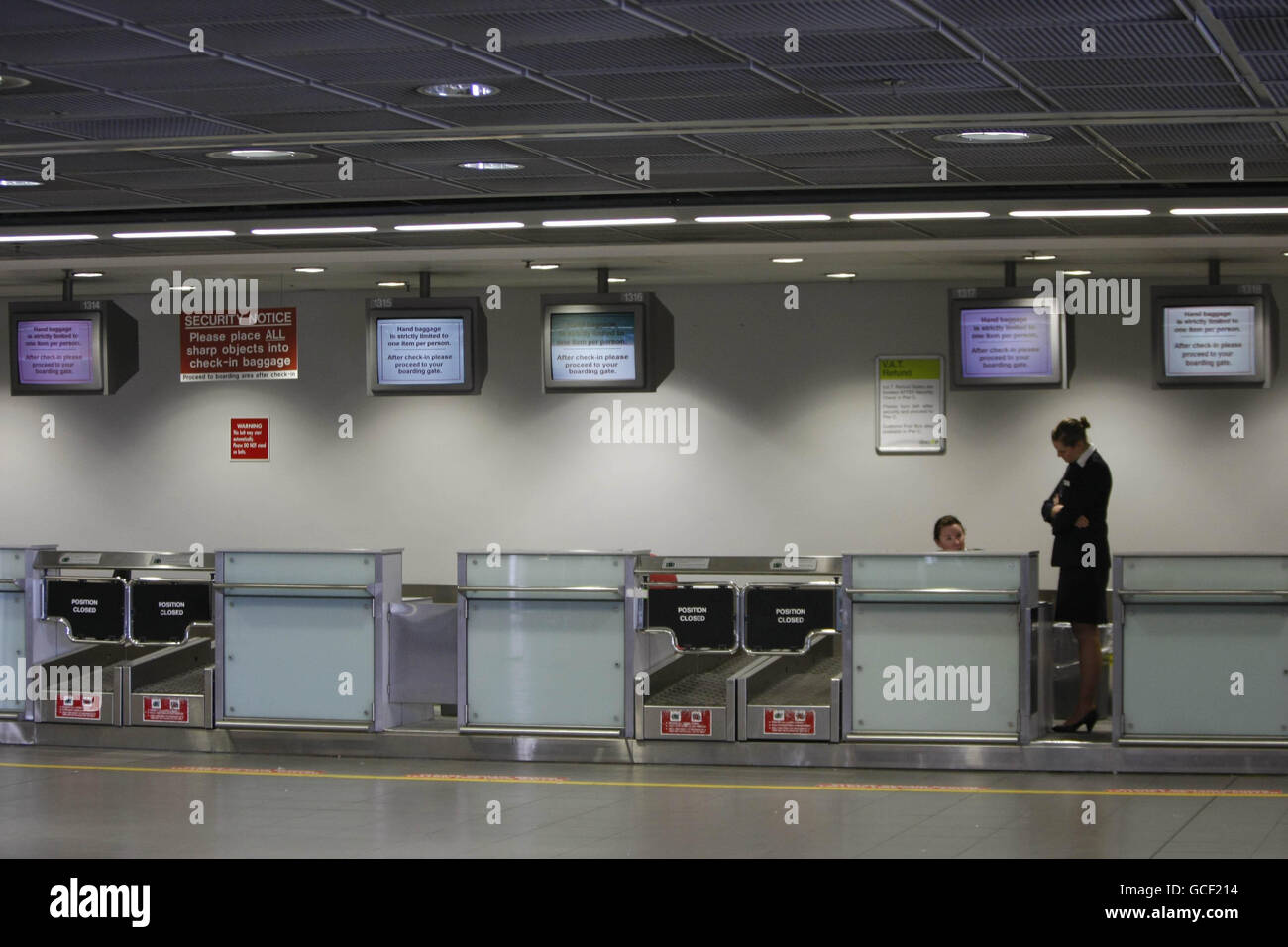 Leere Check-in-Schalter am Flughafen Dublin, da alle nicht-Notflüge aufgrund der Asche des Vulkanausbruchs Islands geerdet wurden. Stockfoto