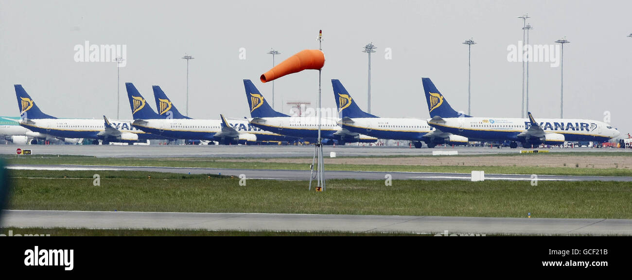 Ryanair Jets wurden am Flughafen Dublin geerdet, da alle nicht-Notflüge aufgrund der Asche des Vulkanausbruchs Islands auf dem Boden lagen. Stockfoto