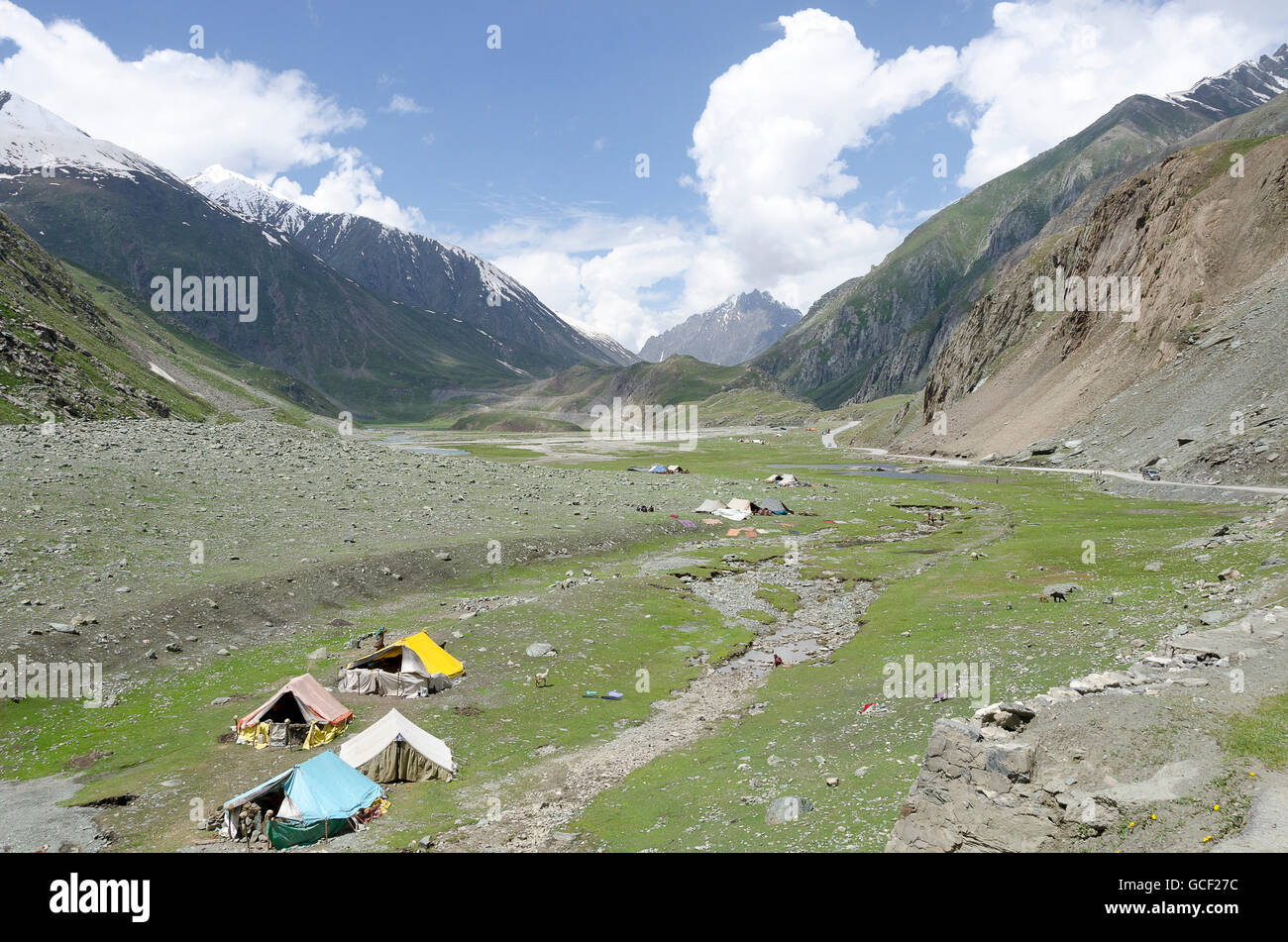 Straße durch hohe Weide, Zojila Pass, Leh, Srinagar Straße, Ladakh, Jammu und Kaschmir, Indien Stockfoto