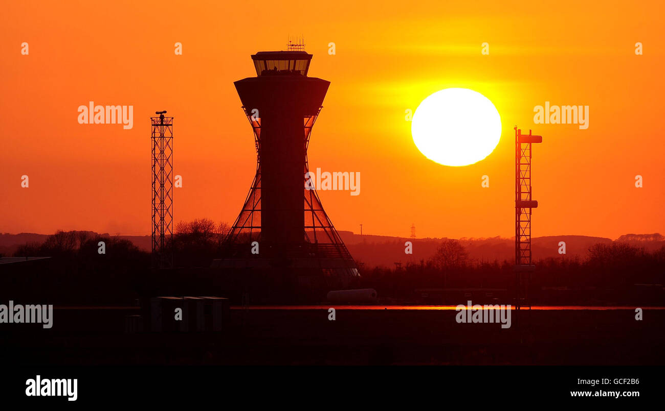 Die Sonne untergeht über dem leeren Kontrollturm am Flughafen Newcastle, als eine Aschewolke eines isländischen Vulkans alle Notflüge über Großbritannien erdrang und Tausende von Passagieren gestrandet ließ. Stockfoto