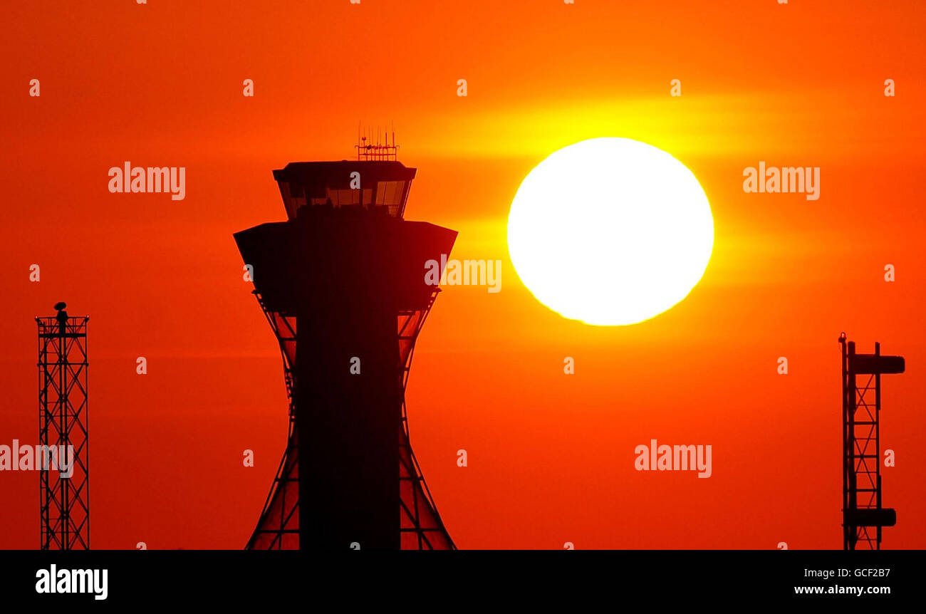 Die Sonne untergeht über dem leeren Kontrollturm am Flughafen Newcastle, als eine Aschewolke eines isländischen Vulkans alle Notflüge über Großbritannien erdrang und Tausende von Passagieren gestrandet ließ. Stockfoto
