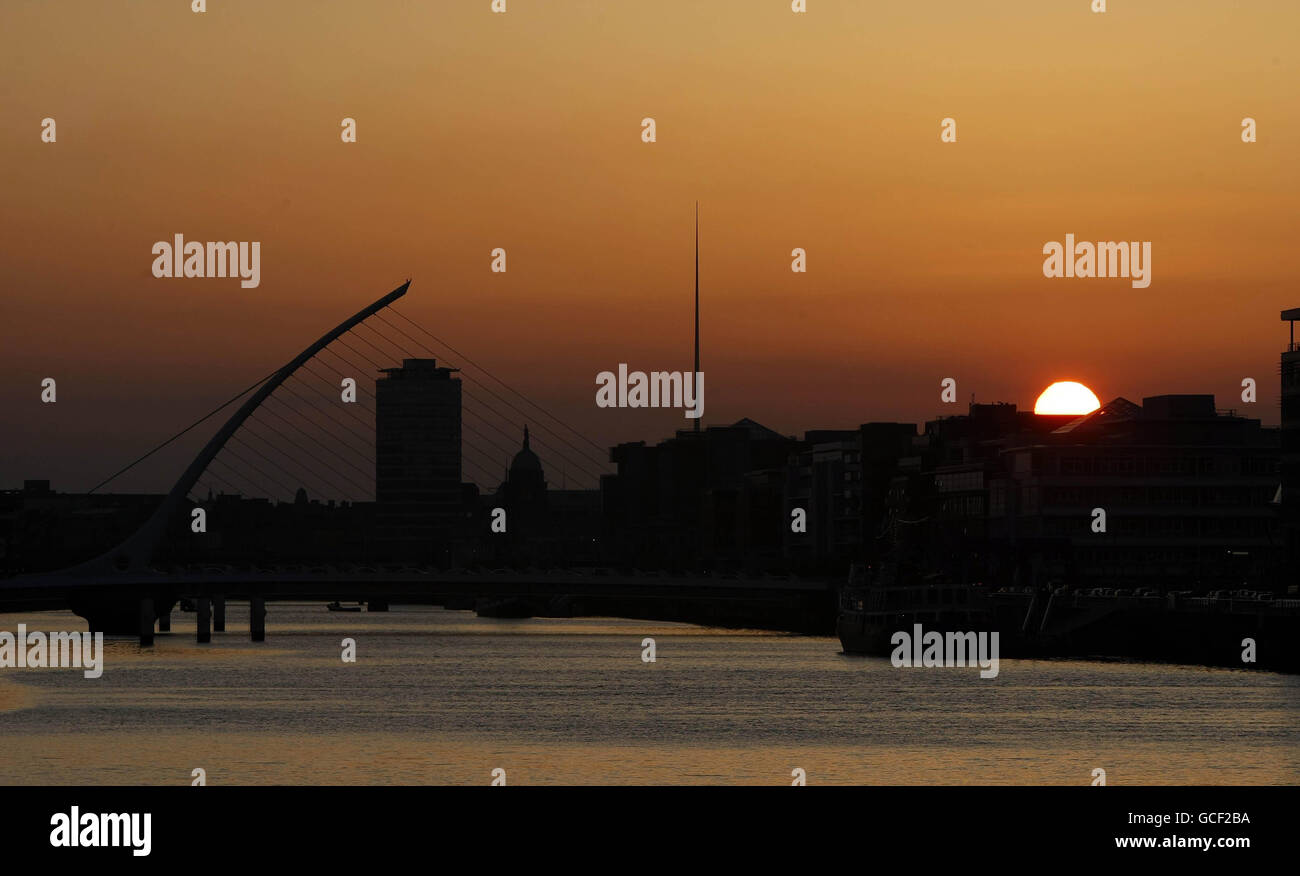 Die Sonne geht über dem Fluss Liffe in Dublin unter, als eine Aschewolke eines isländischen Vulkans alle Notflüge über Großbritannien erdrang und Tausende von Passagieren gestrandet ließ. Stockfoto