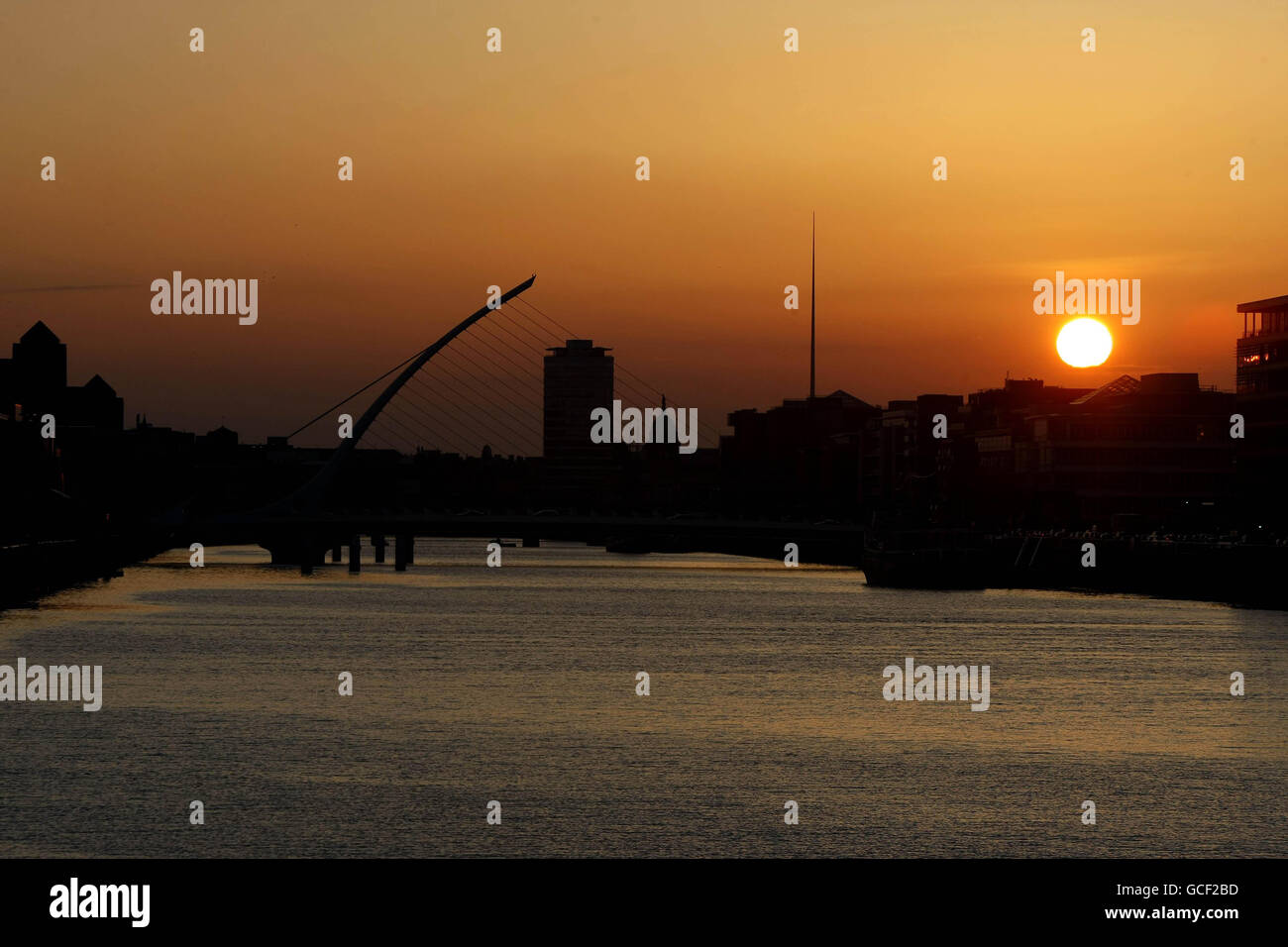 Die Sonne geht über dem Fluss Liffe in Dublin unter, als eine Aschewolke eines isländischen Vulkans alle Notflüge über Großbritannien erdrang und Tausende von Passagieren gestrandet ließ. Stockfoto
