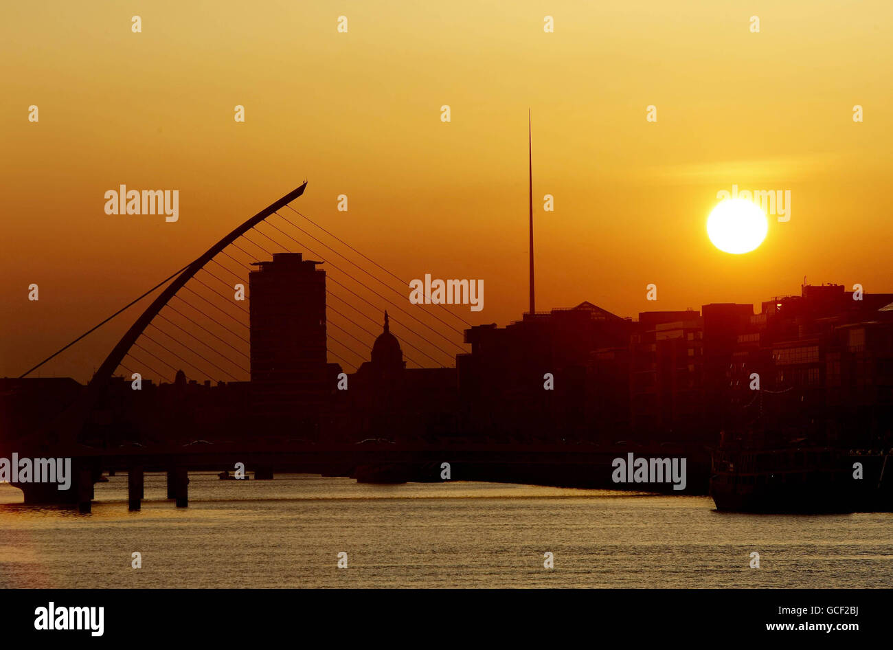 Die Sonne geht über dem Fluss Liffe in Dublin unter, als eine Aschewolke eines isländischen Vulkans alle Notflüge über Großbritannien erdrang und Tausende von Passagieren gestrandet ließ. Stockfoto
